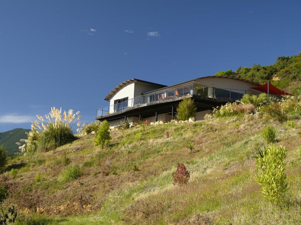 Okiwa Bay Lodge Picton Exterior photo