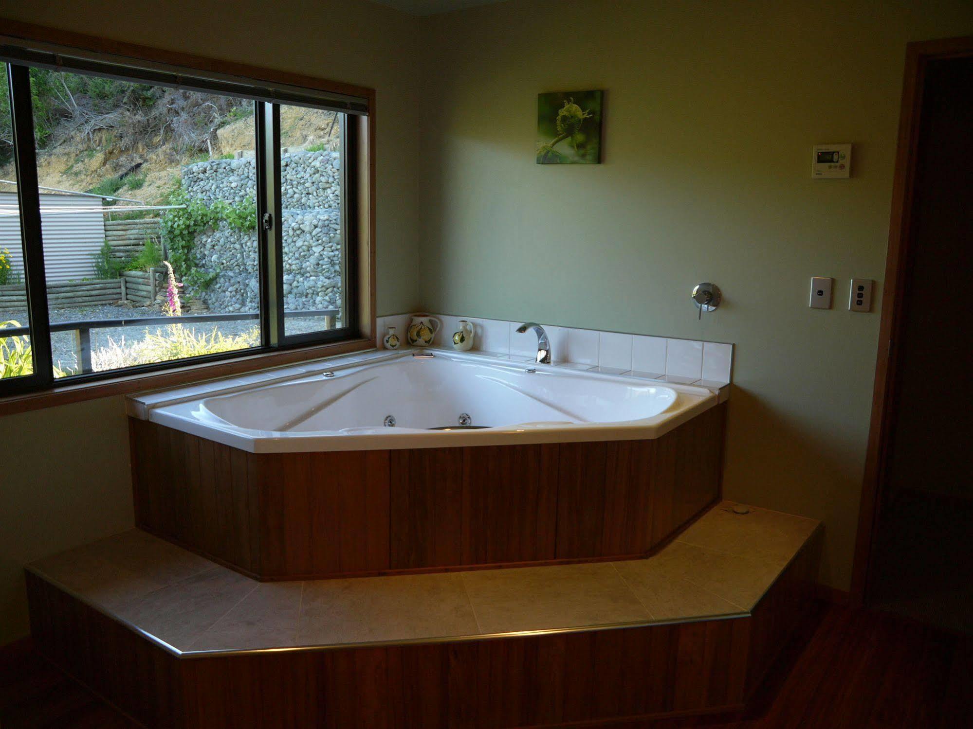 Okiwa Bay Lodge Picton Exterior photo